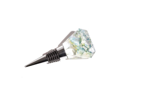 Diamond shaped wine bottle stopper with preserved bridal flowers in lilac color.