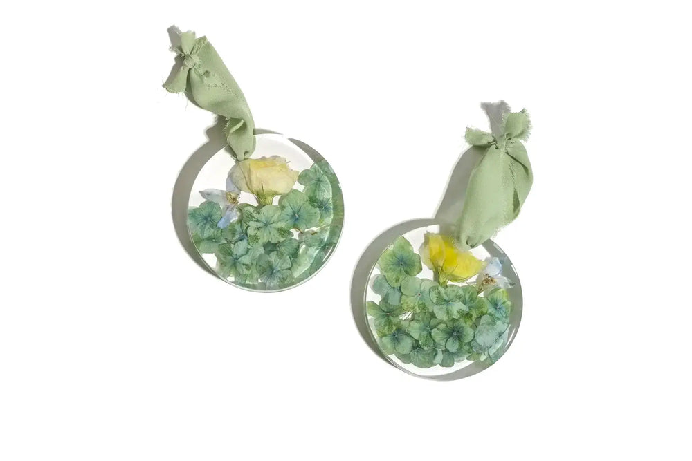 Pair of resin ornaments with preserved green flowers and natural dyed hang ribbons