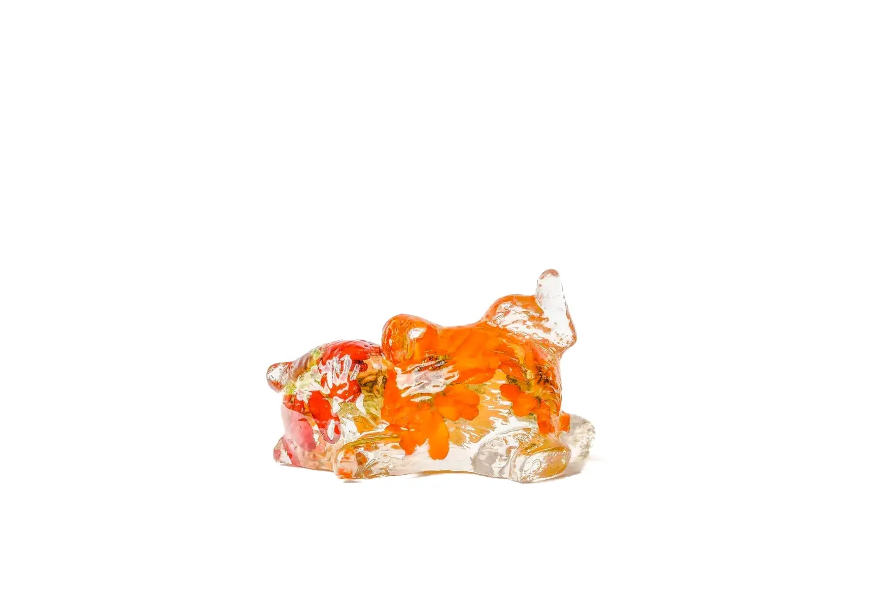 Side sleeping cat with pink flowers preserved in this resin figurine