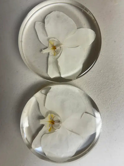 Two resin wedding flower coasters with single flowers 